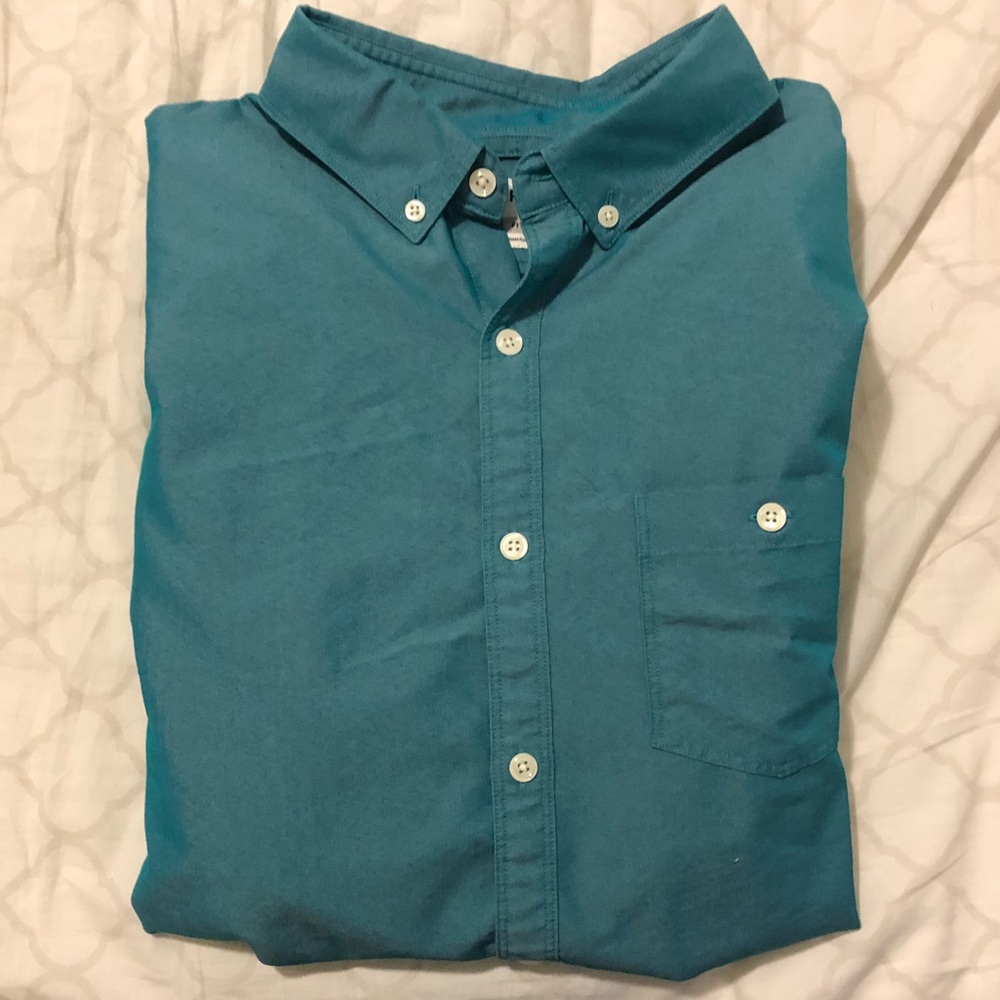 Men’s fitted button down long sleeve dress shirt
